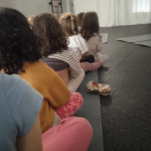 Massatge a la classe de ioga infantil